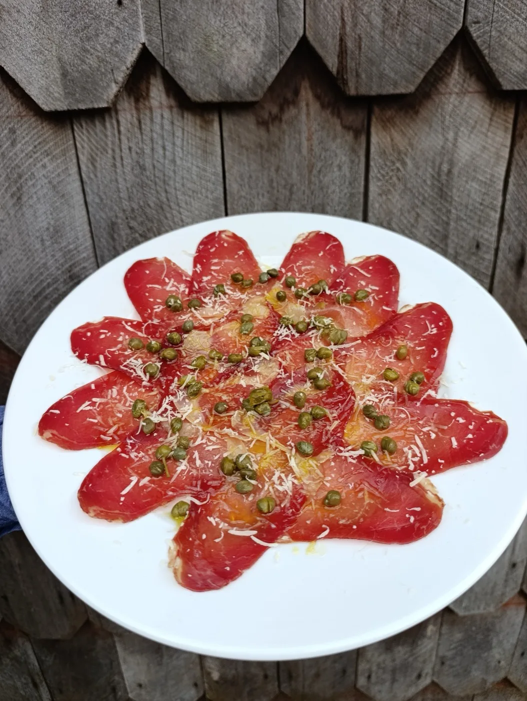 Bresaola artesanal en tabla de catering