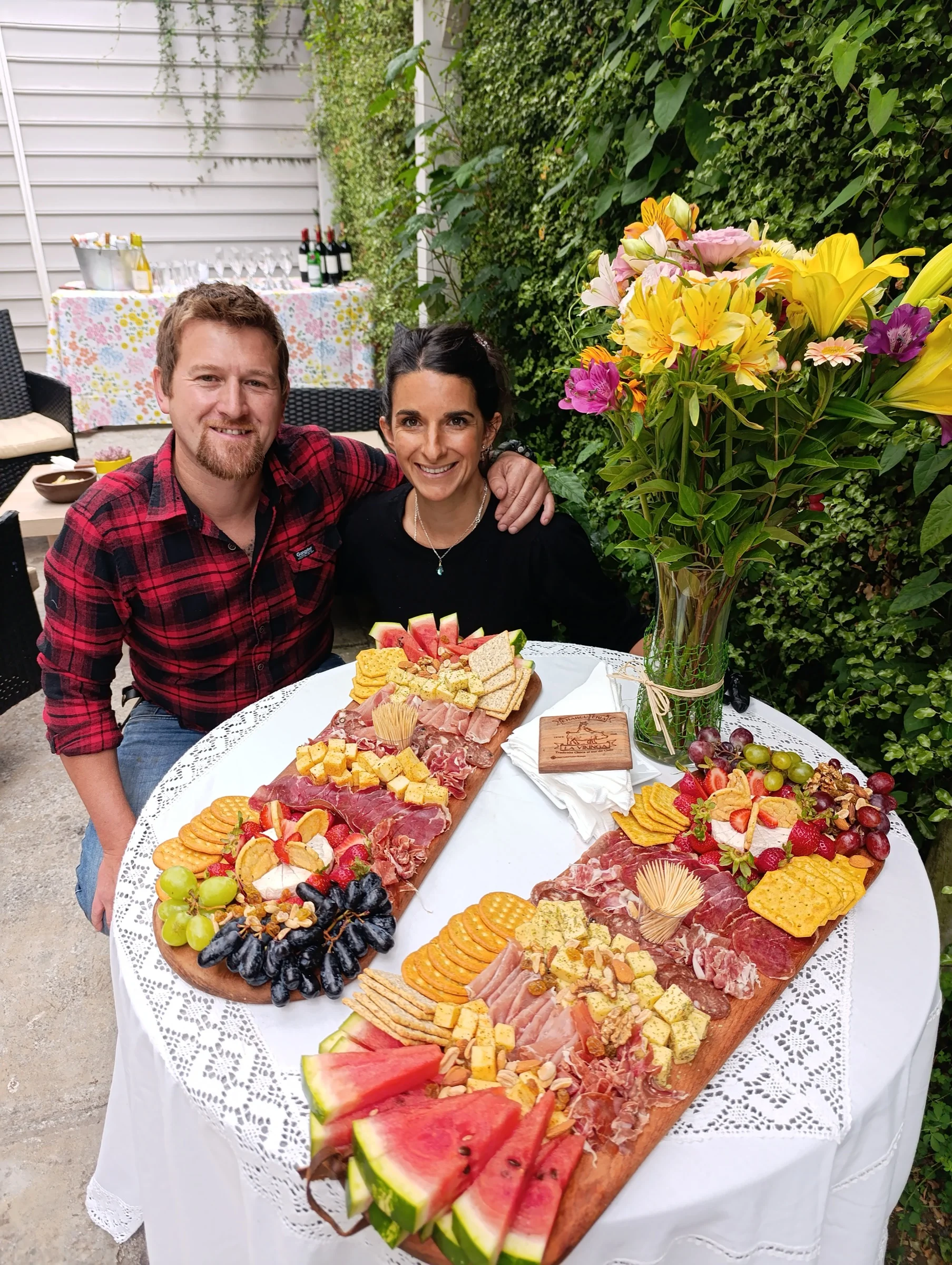 JP y Fran montando catering para evento