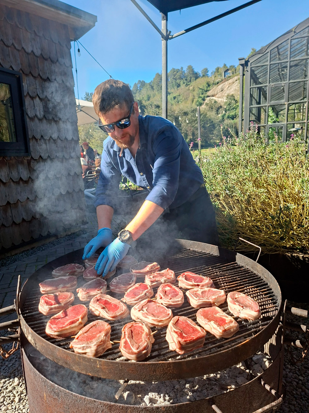 JP preparando costillas a la parrilla en evento