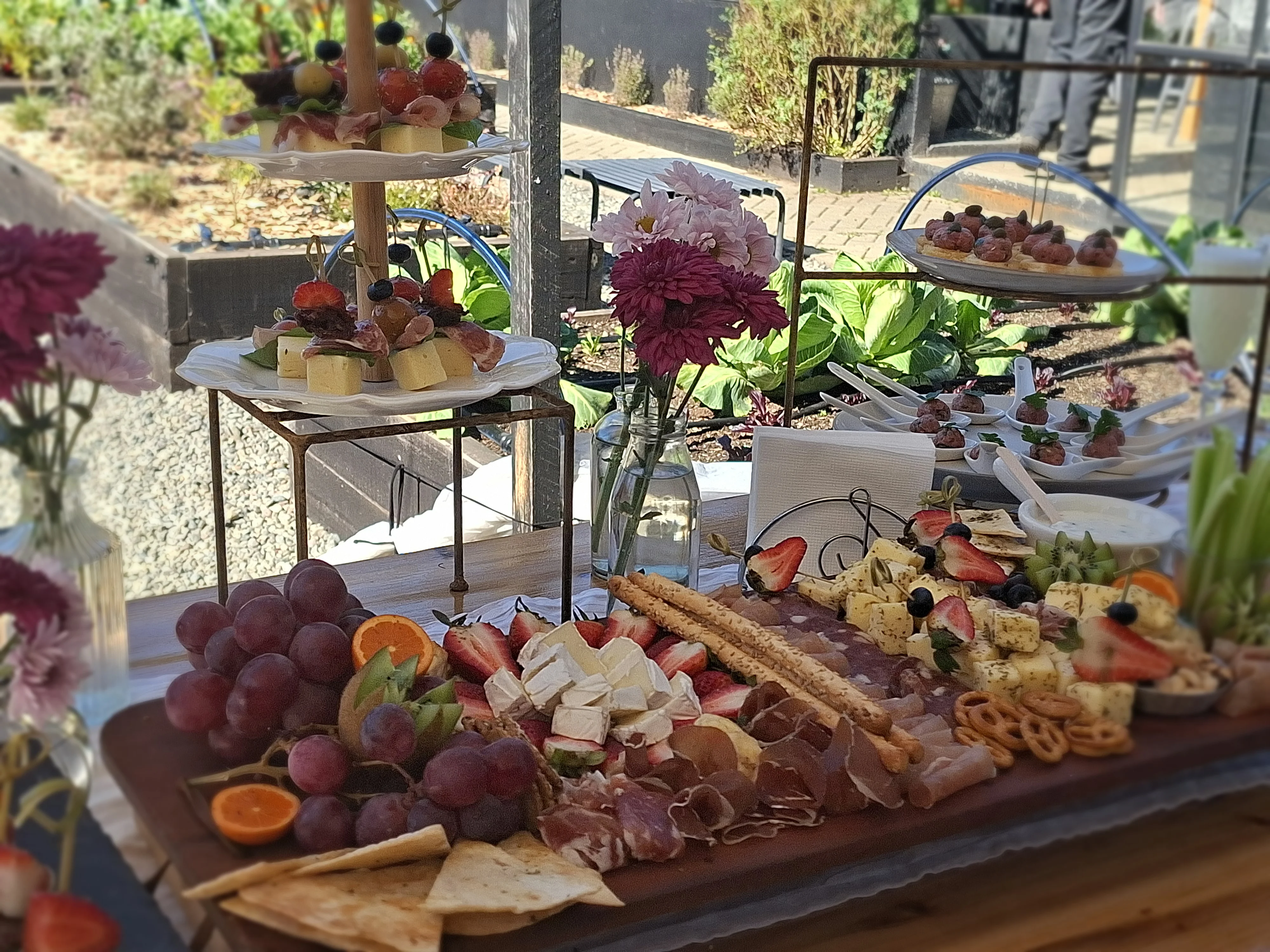 Mesón de picoteo con tabla de charcutería en evento