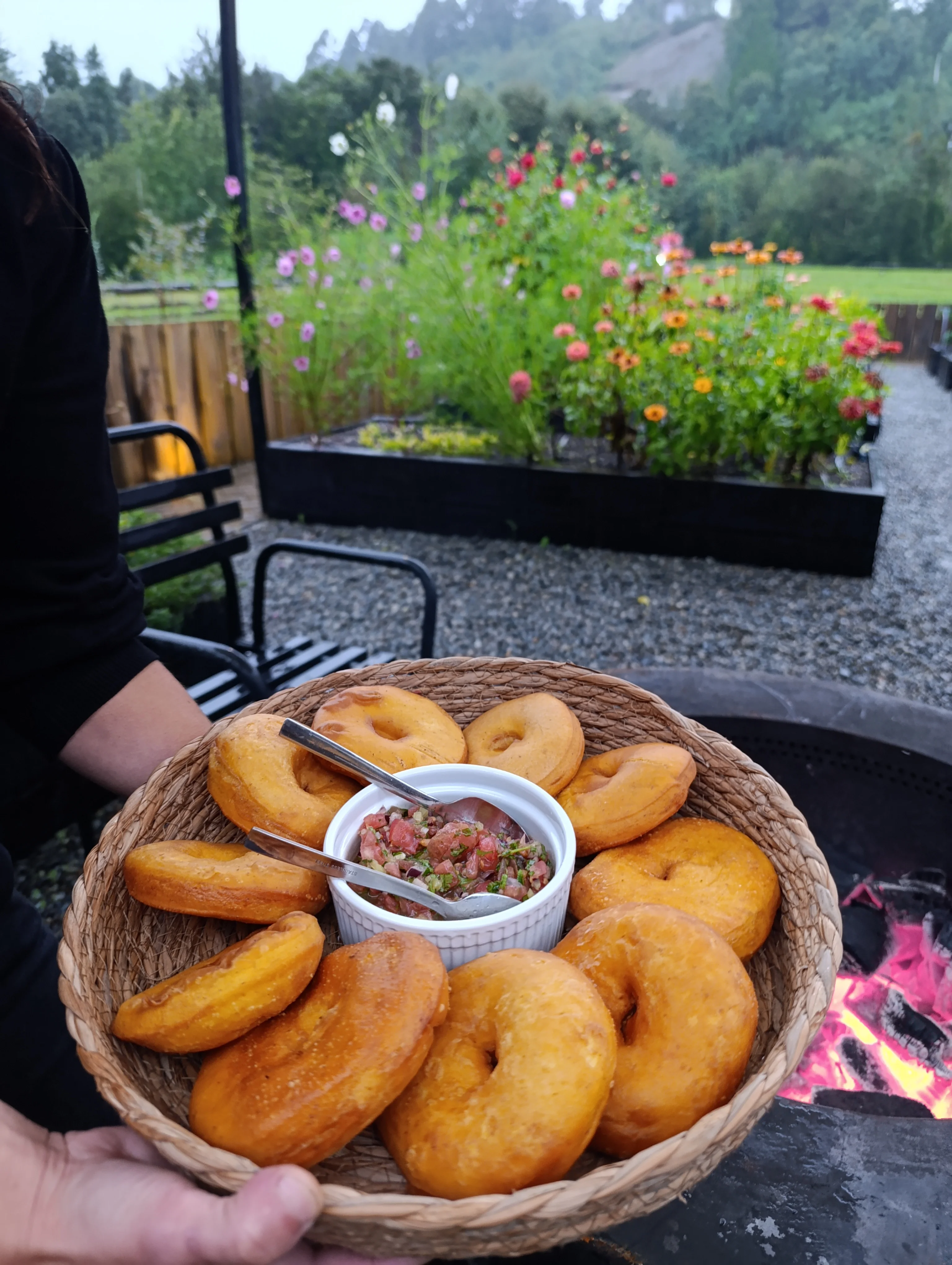 Sopaipillas caseras con pebre en catering