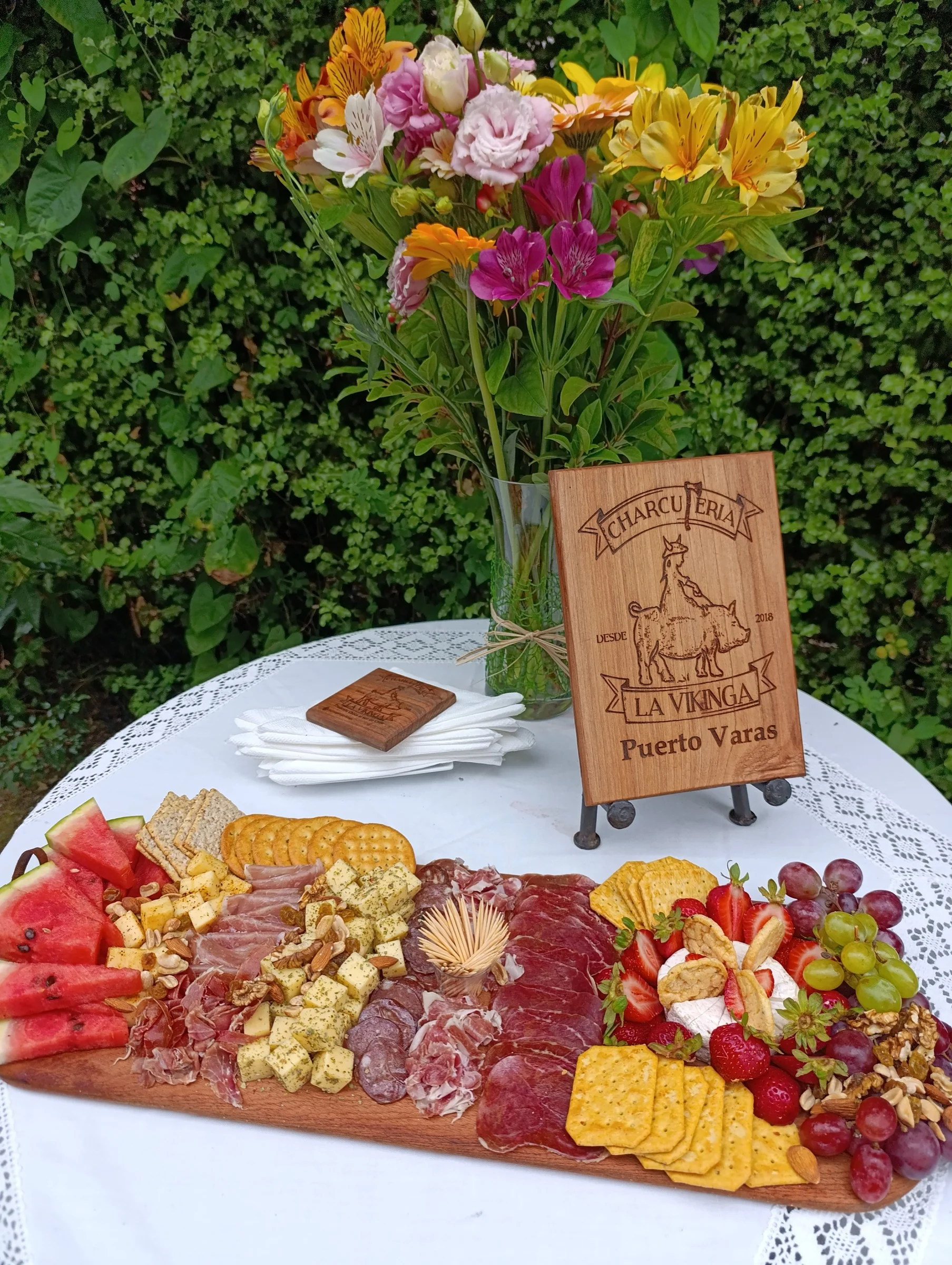 Tabla de charcutería artesanal en evento