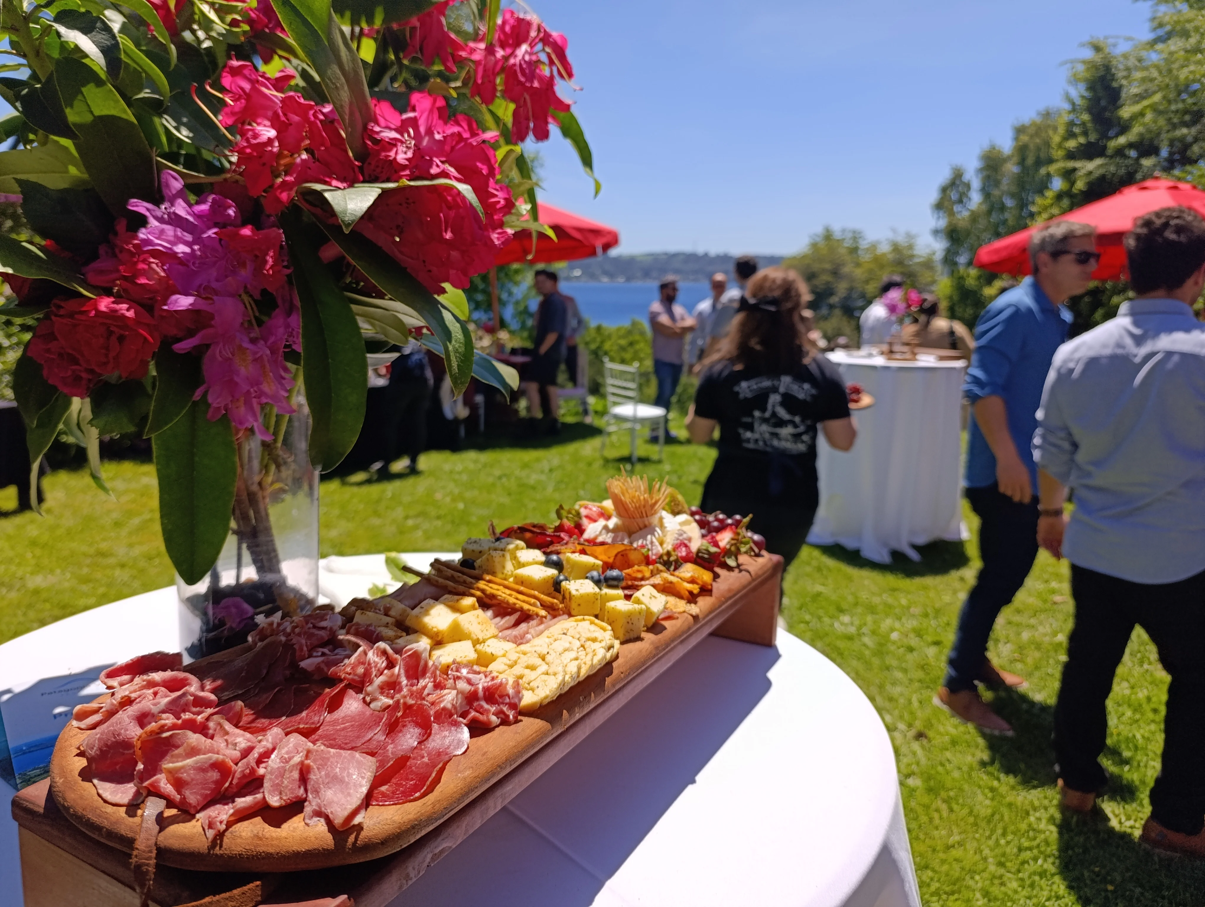 Tabla de charcutería en evento Patagonia Virgin