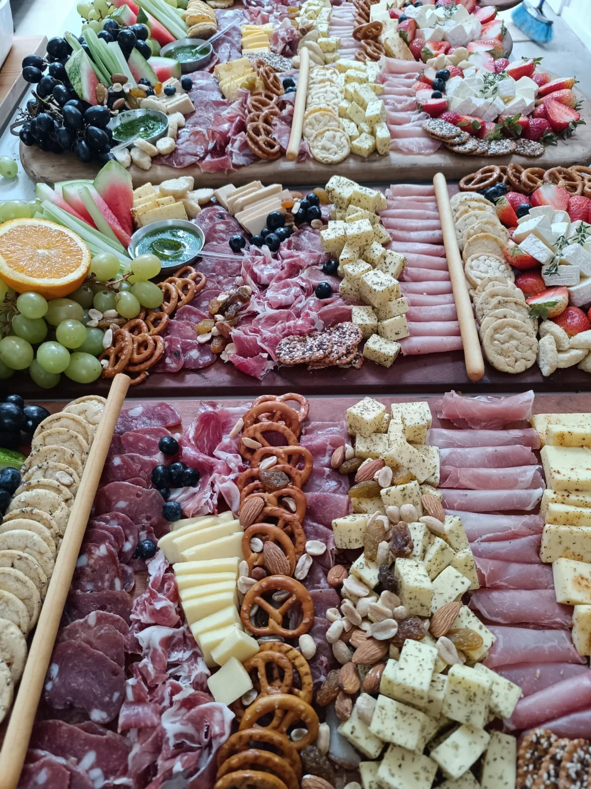Tres tablas de charcutería en banquetería — vista aérea