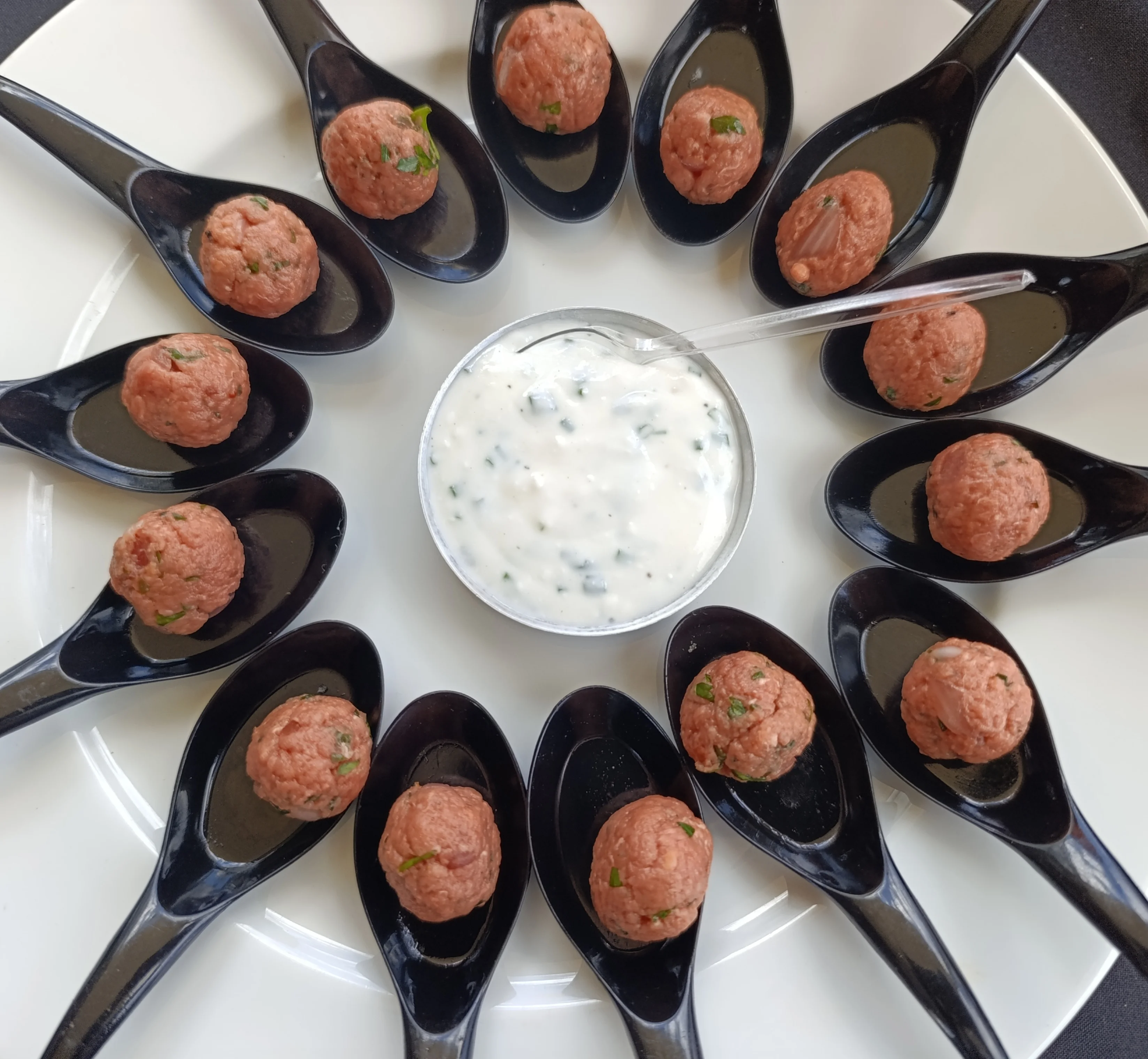 Tártaro con salsa de yogurt en catering