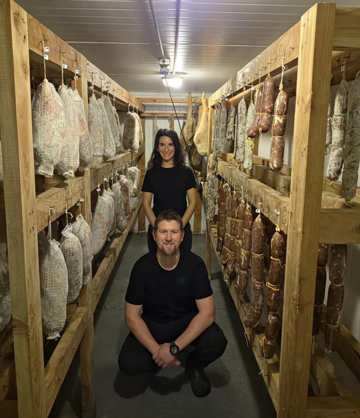 JP y Fran en la cámara de maduración de Charcutería La Vikinga