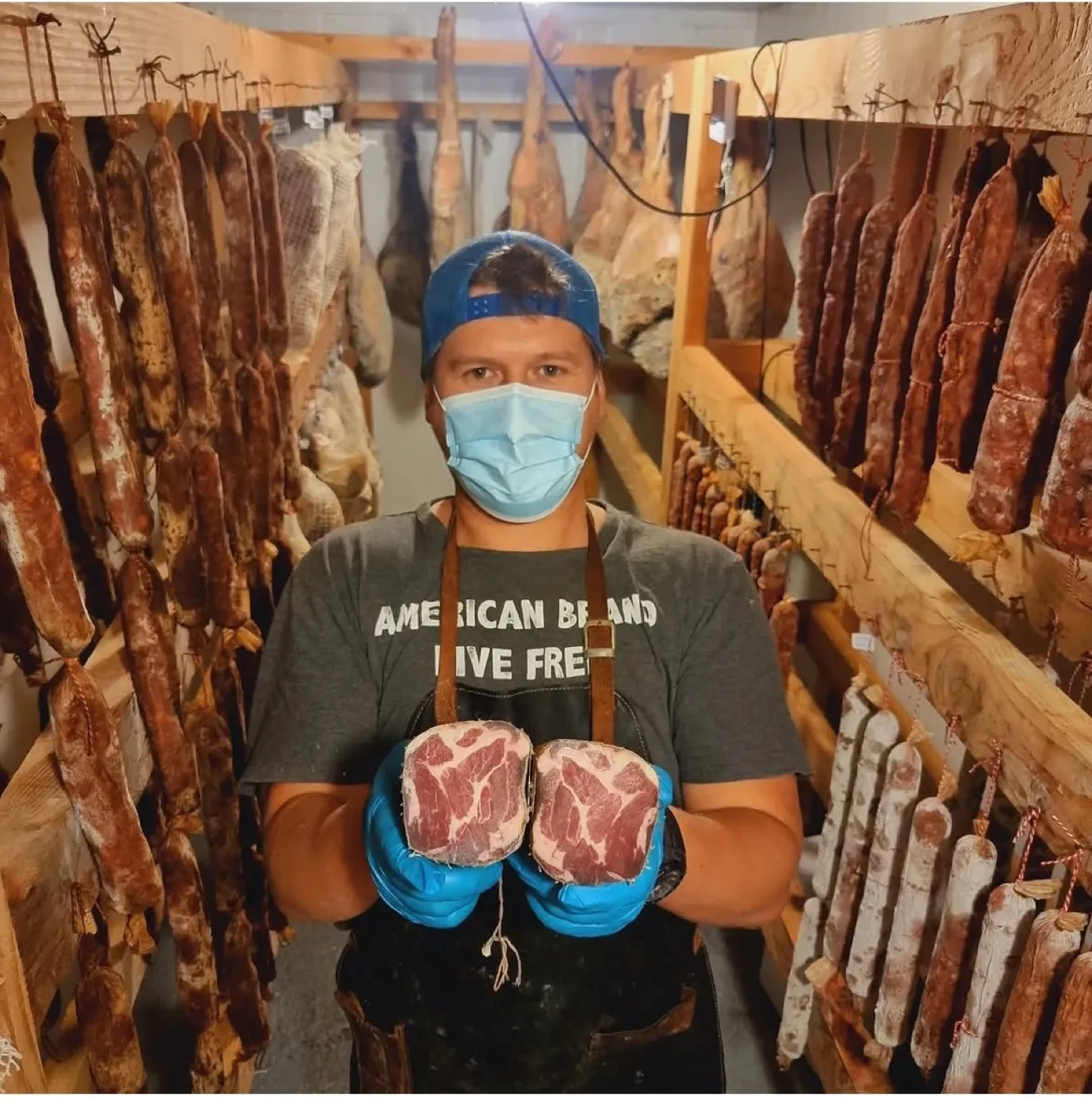 JP revisando la cámara de maduración