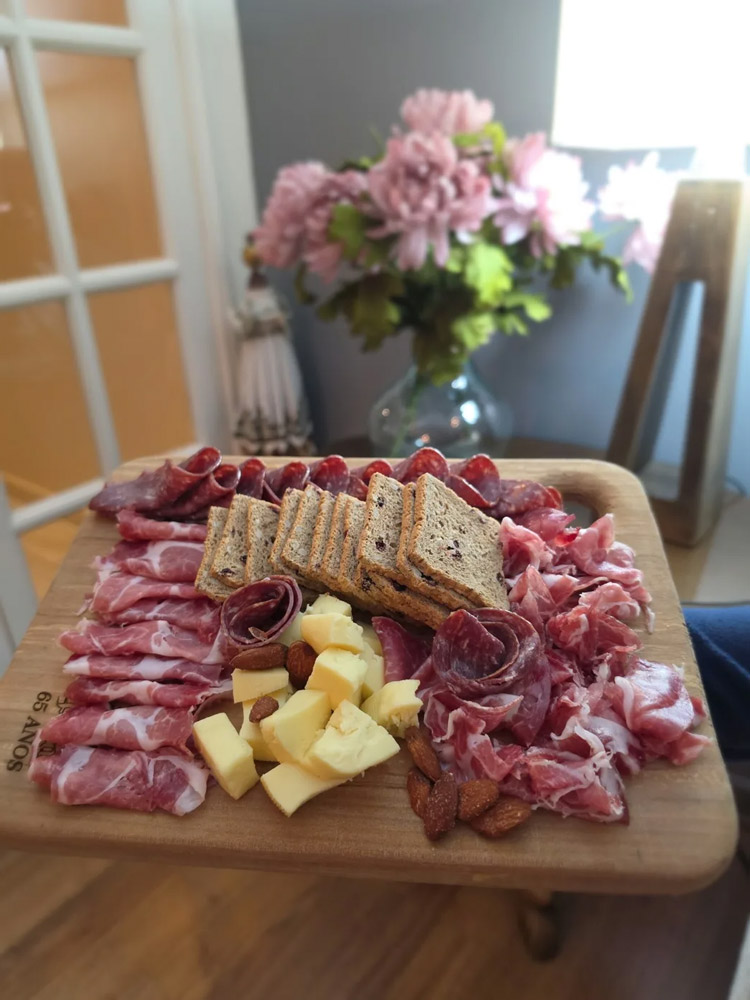 Mix de charcutería artesanal en tabla