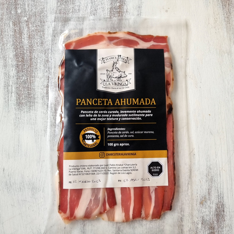 Panceta Ahumada — Curada, levemente ahumada con leña de la zona y madurada en seco. Textura y sabor inigualables.