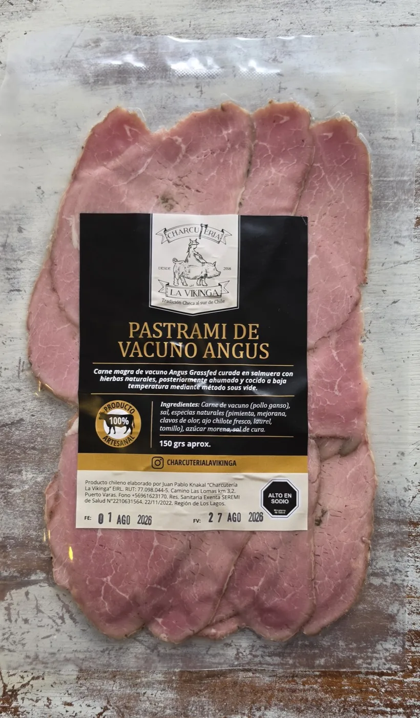 Pastrami — Vacuno Angus curado en salmuera con hierbas naturales, ahumado y cocido a baja temperatura.