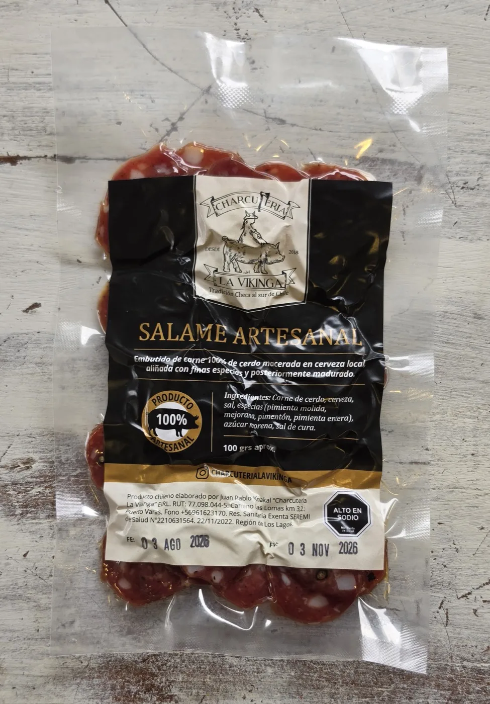Salame Artesanal — Cerdo macerado en cerveza local, larga maduración. Carácter austral, receta tradicional.